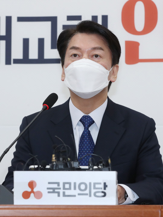 안철수 국민의당 대선 후보가 지난 30일 국회에서 기자회견을 열고 '위드코로나 문제와 정책대안'을 발표하고 있다. 국회사진기자단=연합뉴스